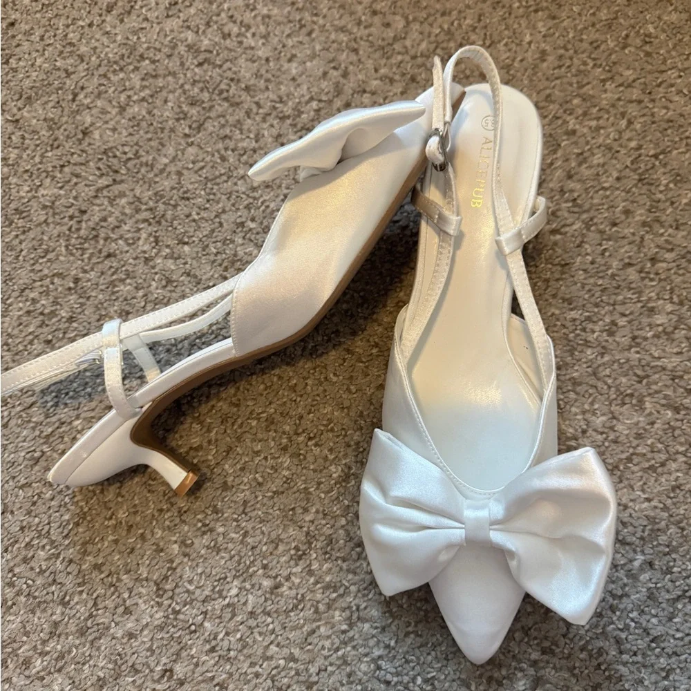 Elegant White Bow Slingback Heels - Picture 2 of 3